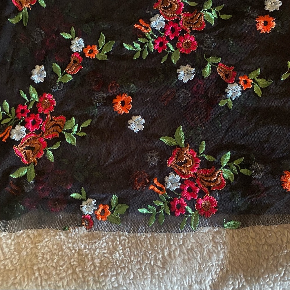 Urban Outfitters (UO) Red Floral Embroidered Sheer Long Sleeve Tee Size S - M - Picture 4 of 7